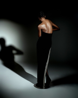 Черное бархатное платье с отделкой из кристаллов