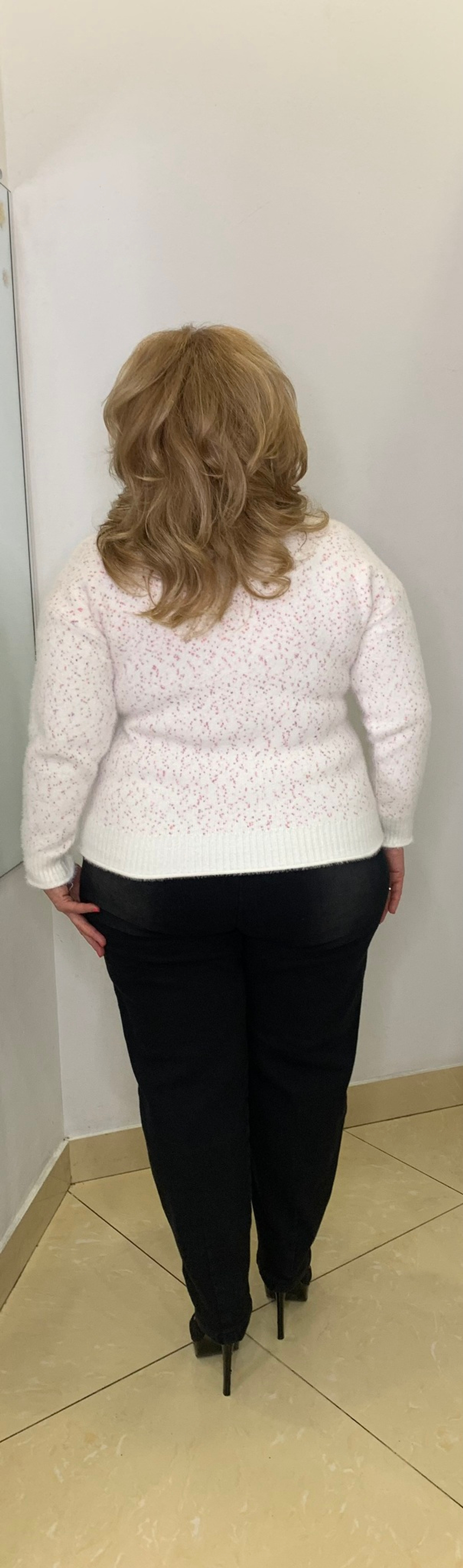 Белый  меланжевый свитер с ворсинками