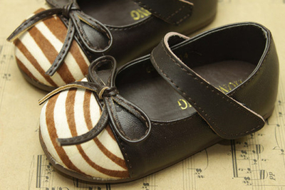 Туфли детские на липучке с бантом и контрасным носом