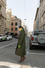 Темно-зеленое двубортное пальто