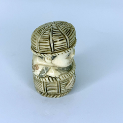 Нэцкэ Ребенок прячется в плетеной корзине