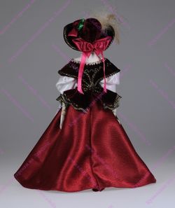 Сувенирная кукла в платье для прогулок