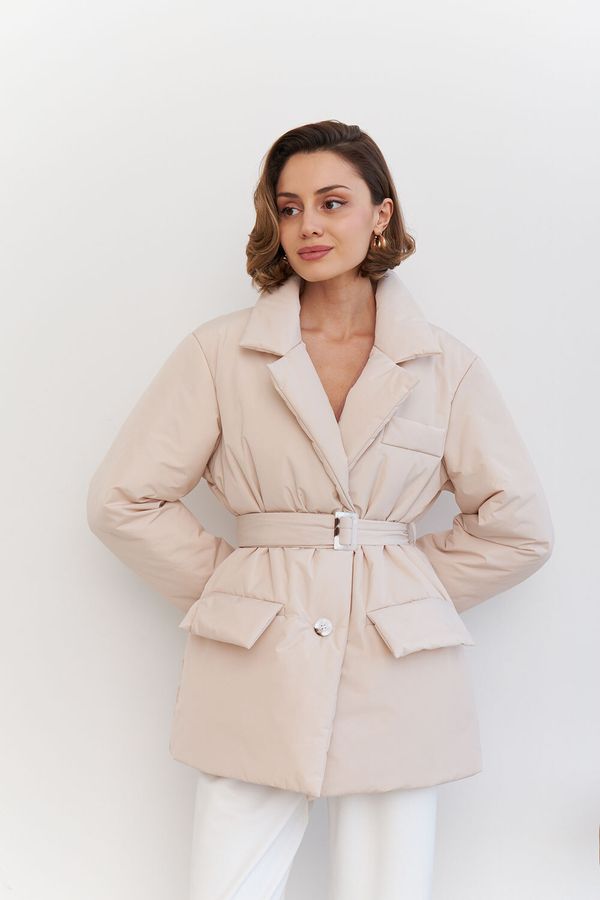 Куртка-пиджак на поясе цвета экрю