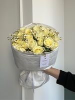 Авторский букет из 25 роз с ромашкой