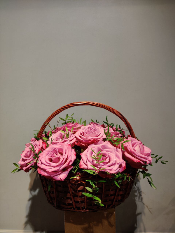 Композиция в корзине из роз "Муди Блюз" (15 шт)