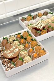 Набор клубники в молочном шоколаде "Ты мой герой"