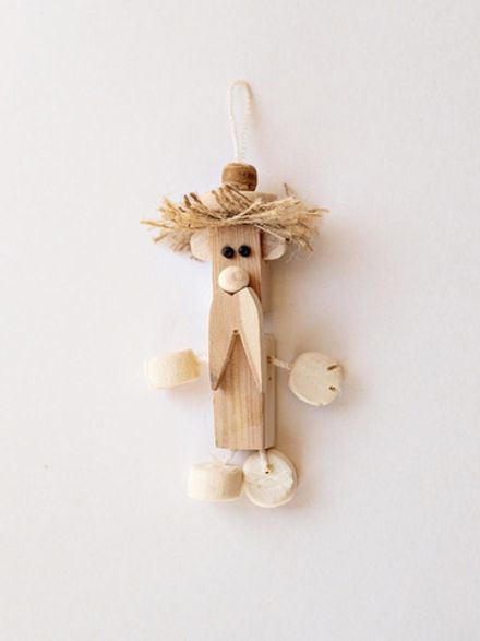 Сувенир-подвеска "Лесовичок" из можжевельника