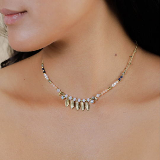 Колье Franck Herval, Palma, с лунным камнем, жемчугом, халцедоном. лазуритом, лабрадоритом и кристал