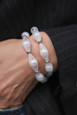 Браслет "Вуаль" белый жемчуг в белой сетке, оттенок серебро