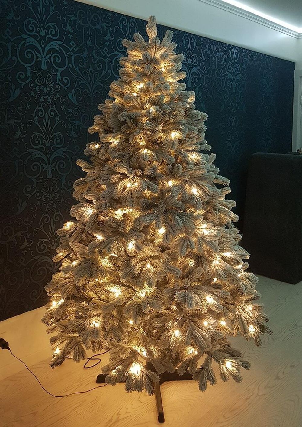 Заснеженная елка с Гирляндой встроенной «Королева леса» (Литая хвоя) 250 см / 2,5 м