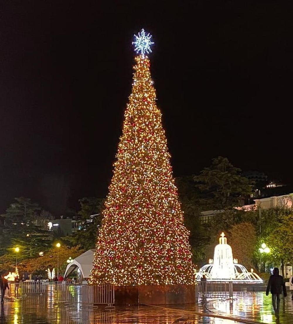 Светодинамическая елка каркасная - встроенная гирлянда: теплый свет - "Уральская" 16 м