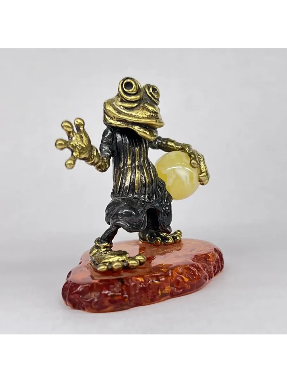 Бронзовая статуэтка на янтаре