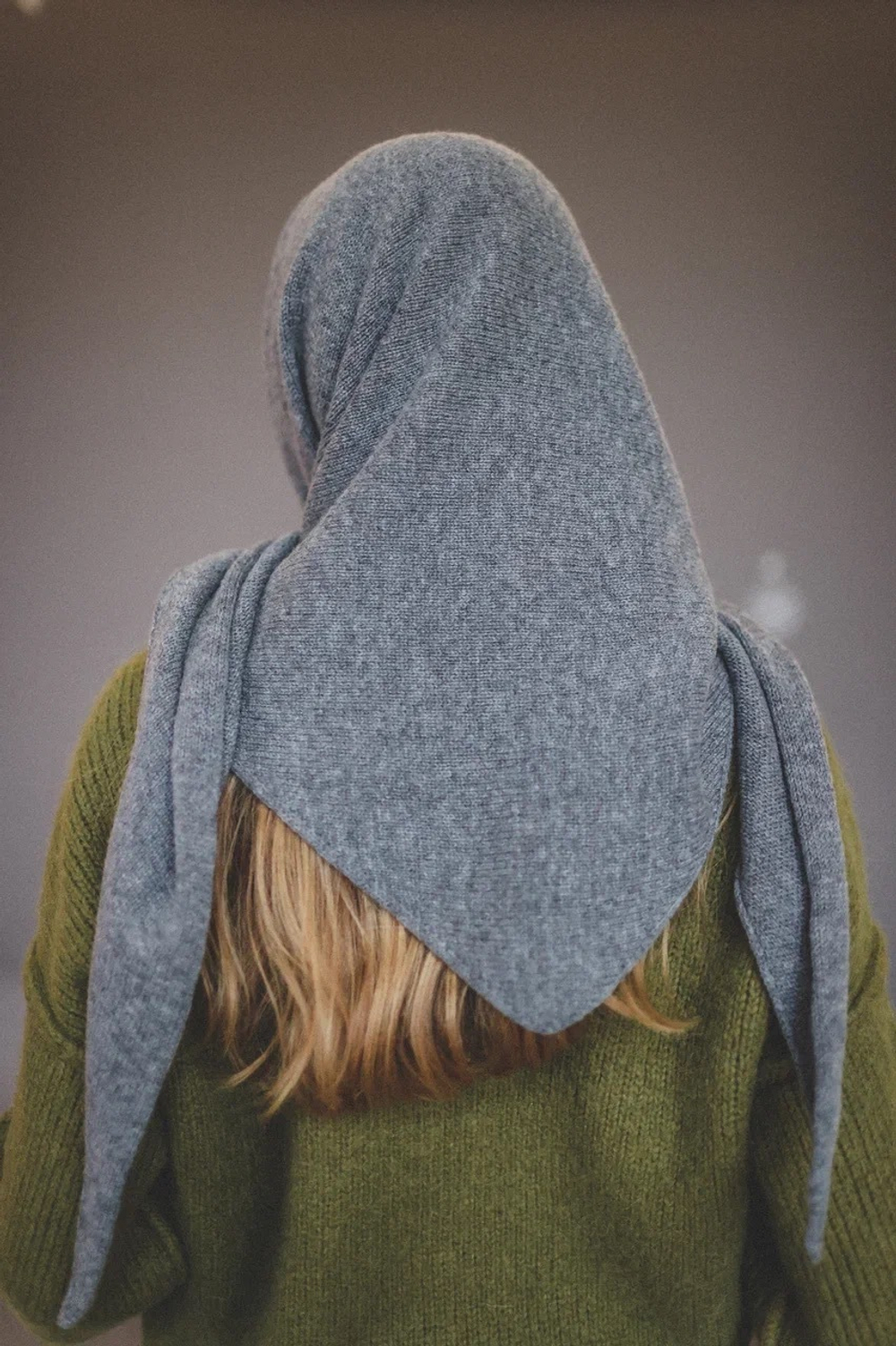 Косынка из кашемира с мериносом светло-серого цвета