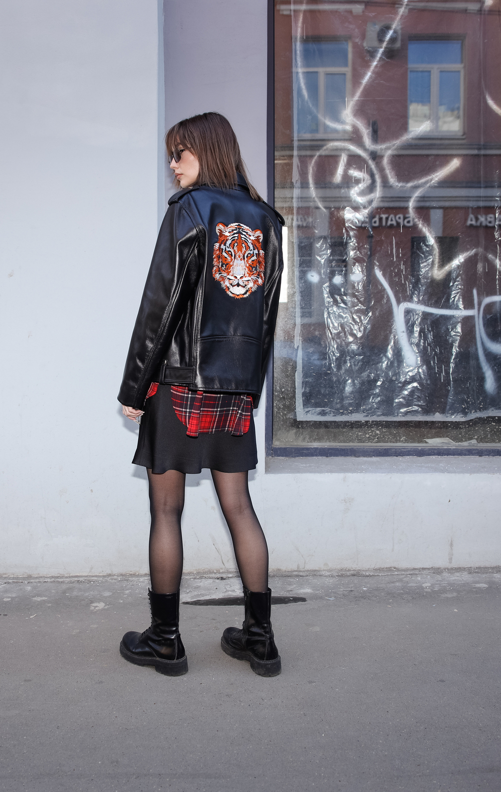 Косуха medium черная с вышивкой тигр