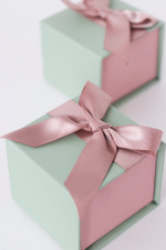 Футляр «ДЖУЛЬЕТТА» для кольца и серёг 55×55×45 мм, открытый вид, серая замша внутри