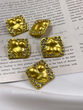 Пуговицы золотистые Скиапар. квадратные в стразах с рельефом тела