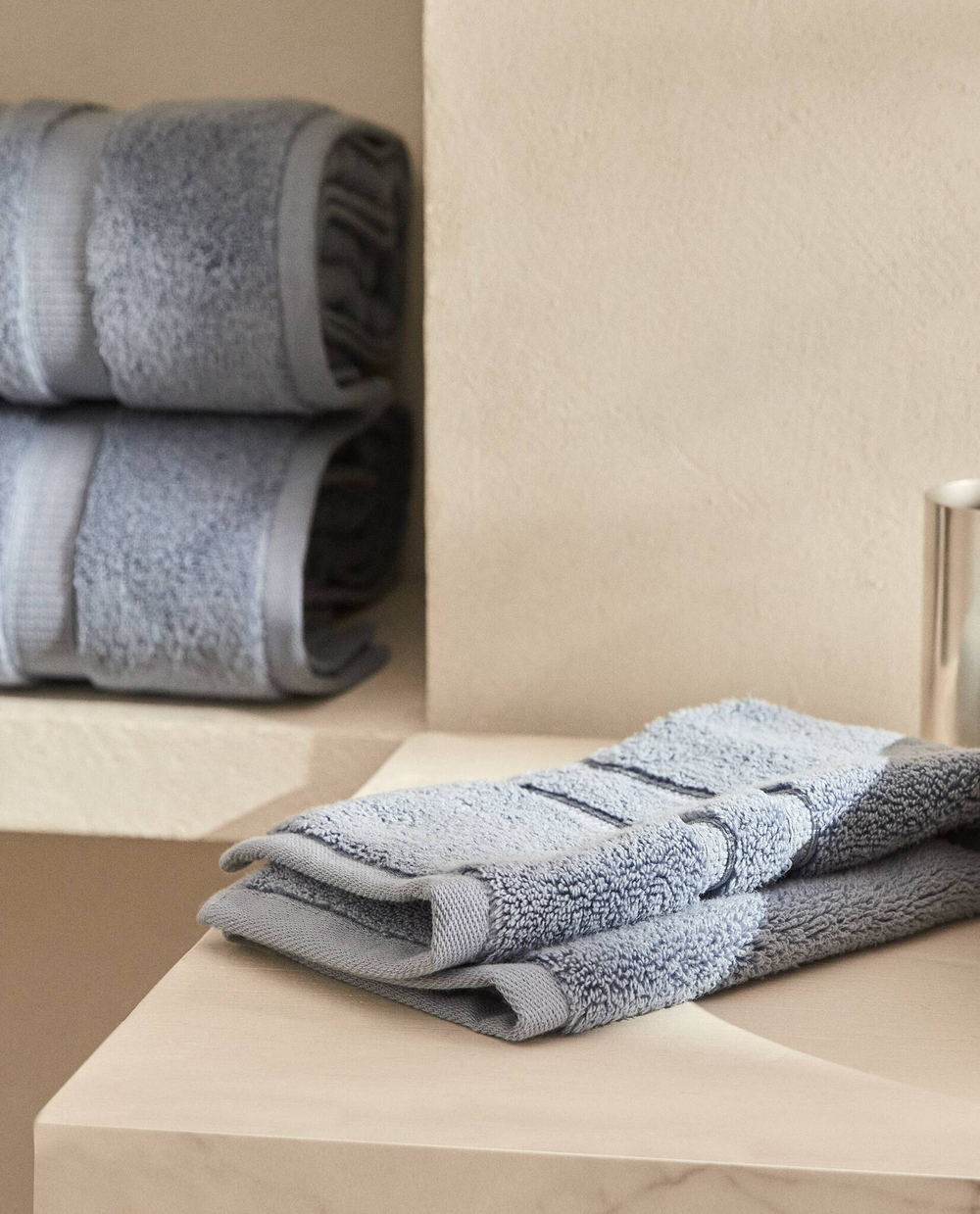 ZARA HOME ПОЛОТЕНЦЕ ИЗ МЯГКОГО ХЛОПКА С ДВОЙНОЙ КАЙМОЙ, СЕРЫЙ/СИНИЙ