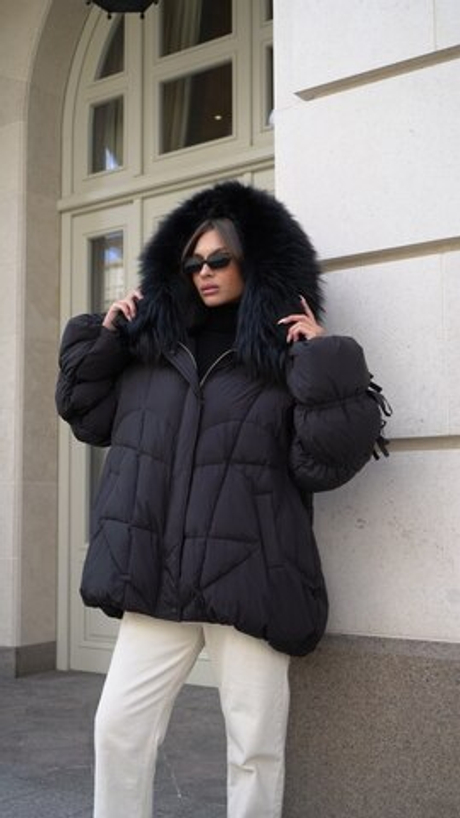 Черный пуховик с мехом енота и завязками на рукавах
