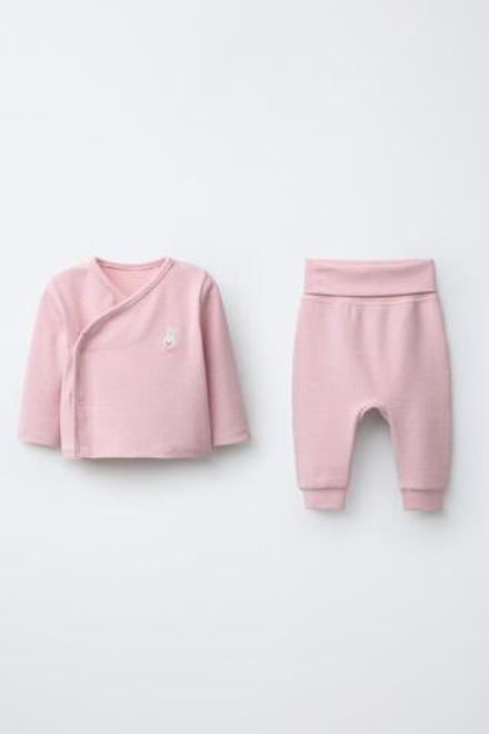 ZARA КОМПЛЕКТ ИЗ ПОЛОСАТЫХ БРЮК И ФУТБОЛКИ С ВЫШИТЫМ ЗАЙЧИКОМ, РОЗОВЫЙ