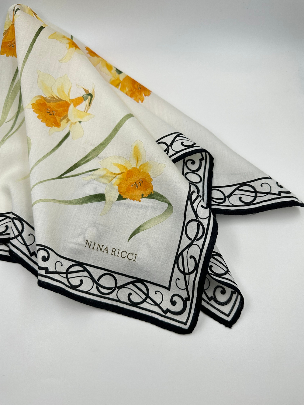 Платок с нарциссами Nina Ricci