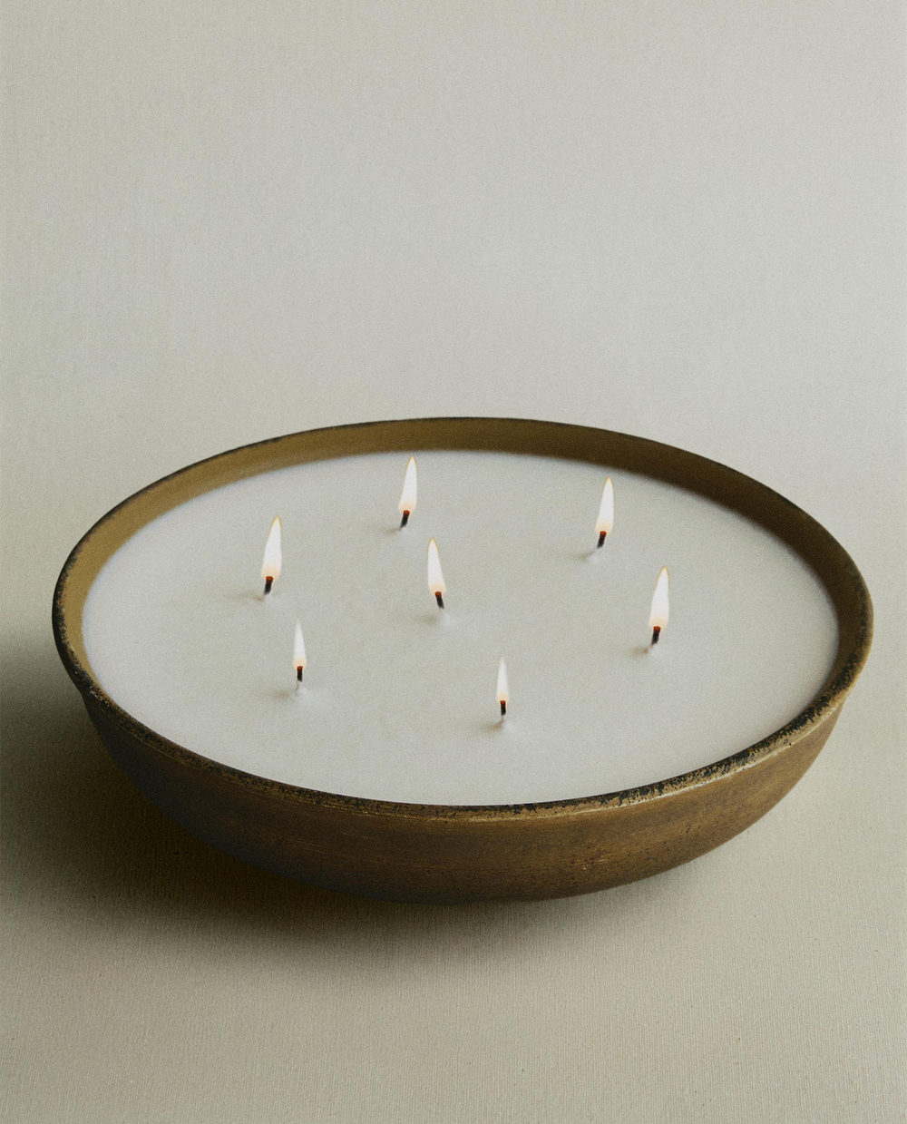 Zara Home Свеча ароматическая Incense Leather 1200 г, растительный воск, аромат восточный древесный, Коричневый