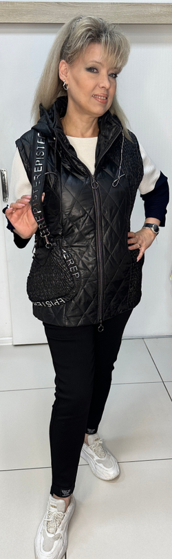 Стеганный черный жилет со стразовым принтом