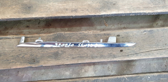 Молдинг решетки радиатора Mercedes C (W205) 18-23 Б/У Оригинал A2058880573