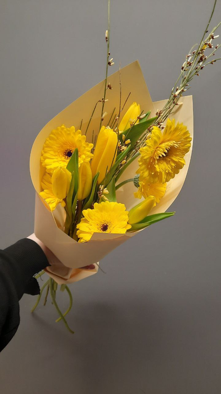 Весенний букет-комплимент с герберами и тюльпанами