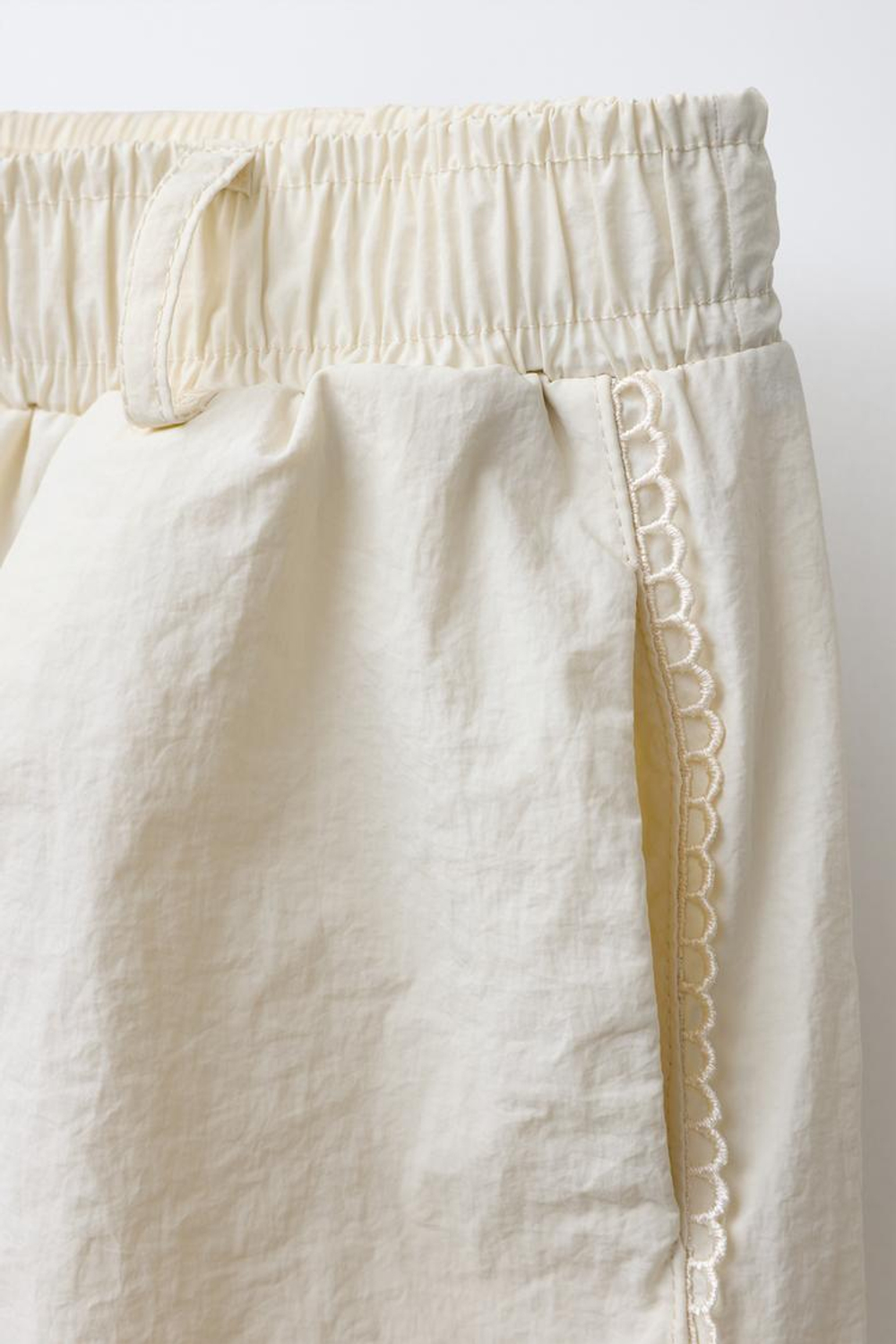 ZARA ПРЯМЫЕ БРЮКИ ИЗ НЕЙЛОНА С КОНТРАСТНОЙ ОТДЕЛКОЙ, ЭКРЮ