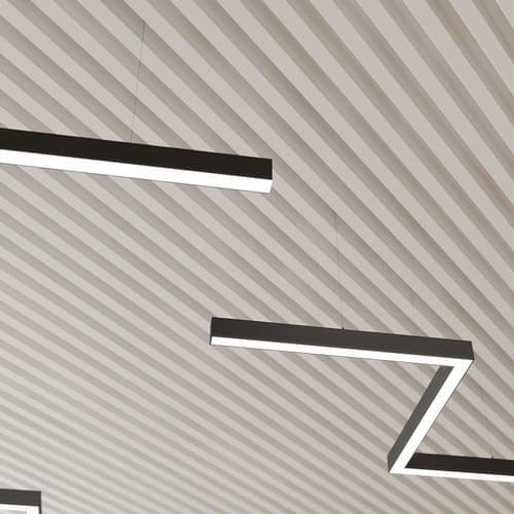 Книги и… Светодиодный светильник «Линейный» 💡 Потому что хорошая книга требует не просто света — а правильного света: чтобы не уставали глаза, не дрожали строки — и чтобы в конце урока ребёнок всё ещё мог увидеть волшебника на картинке