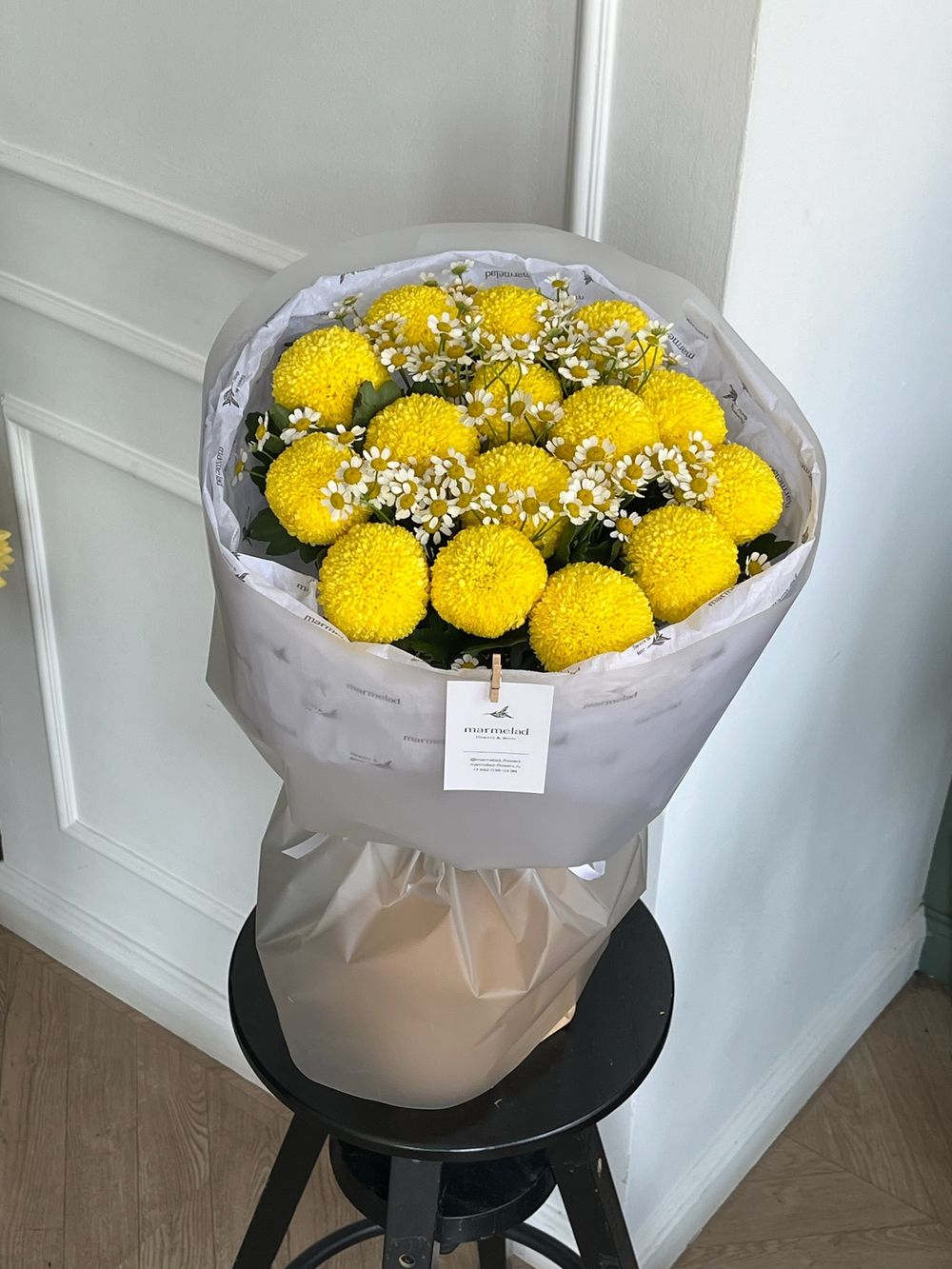 Букет из одноголовой хризантемы и ромашки