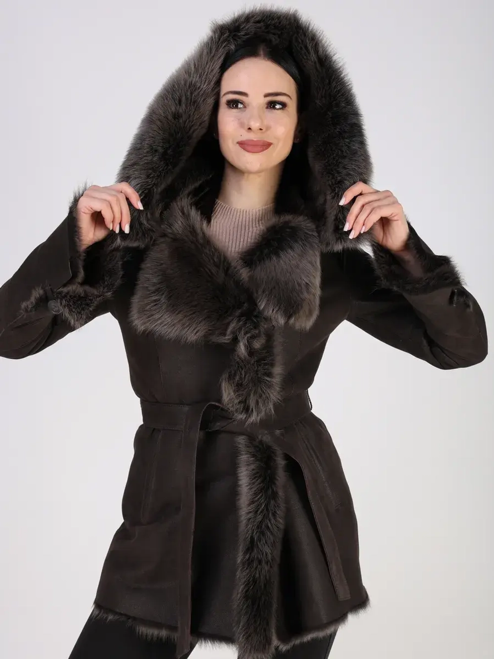 Дубленка зимняя натуральная с капюшоном короткая