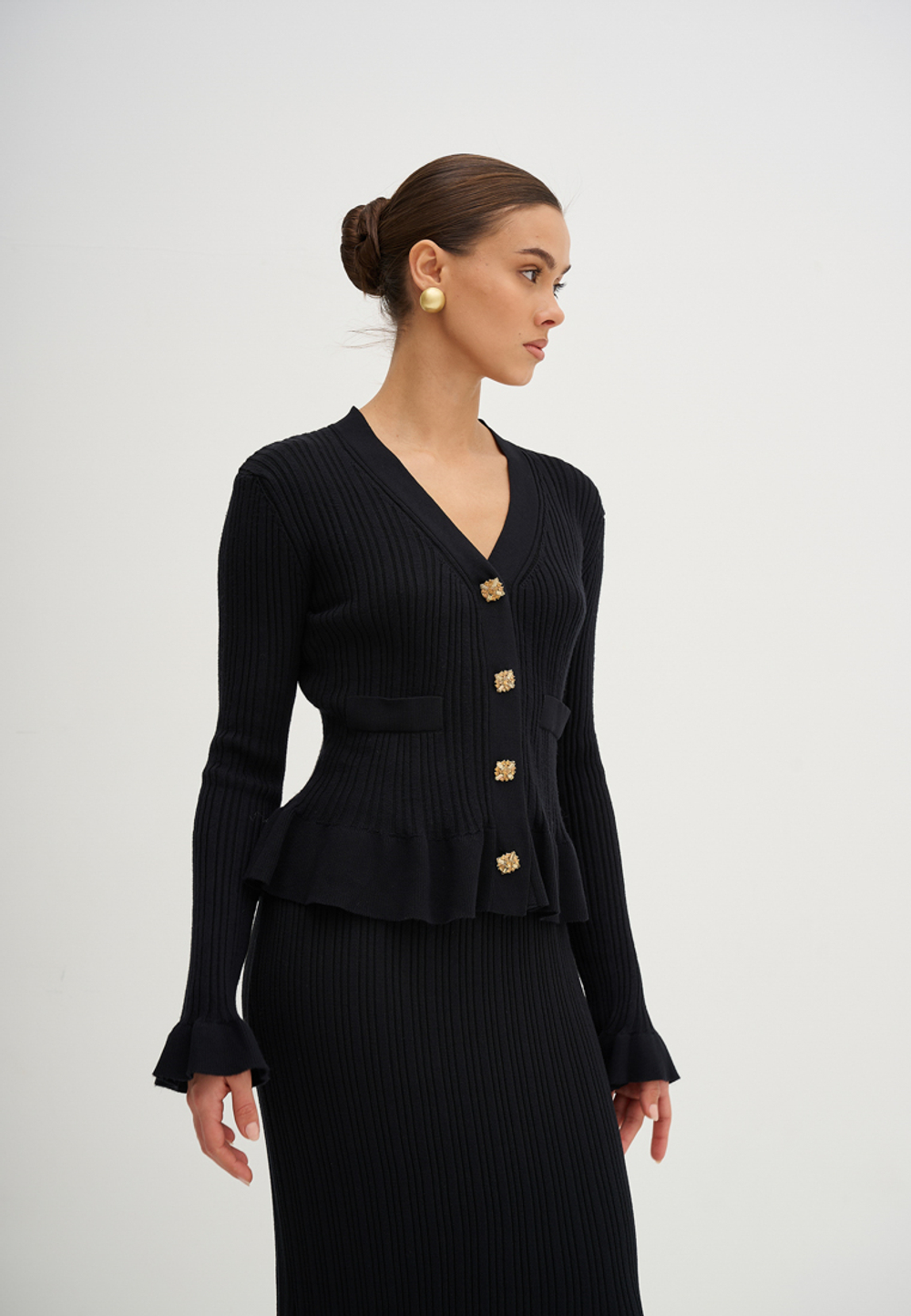 Костюм трикотажный с юбкой черного цвета