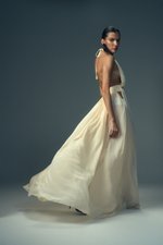 Платье с открытым декольте, Белый