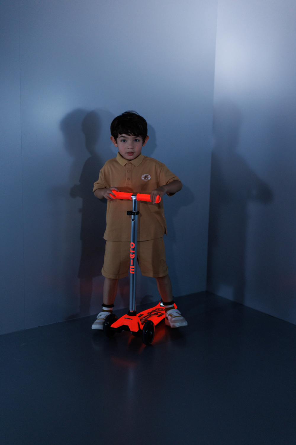 Самокат Maxi Micro Deluxe Glow (светящийся) LED красное сияние