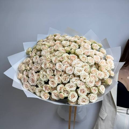 Чудесный букет с кустовой розой