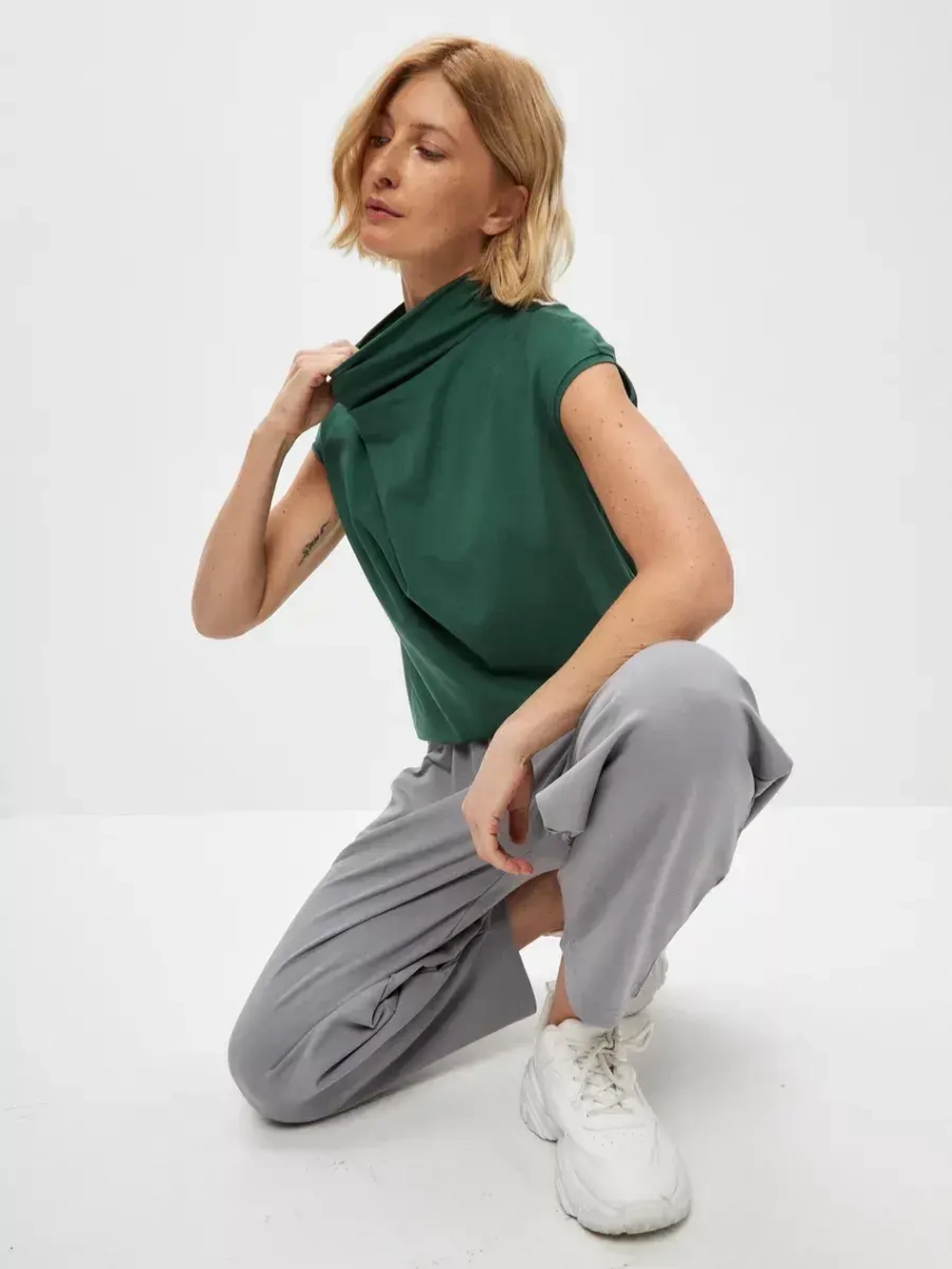 Футболка дизайнерская с цельнокроеным воротником