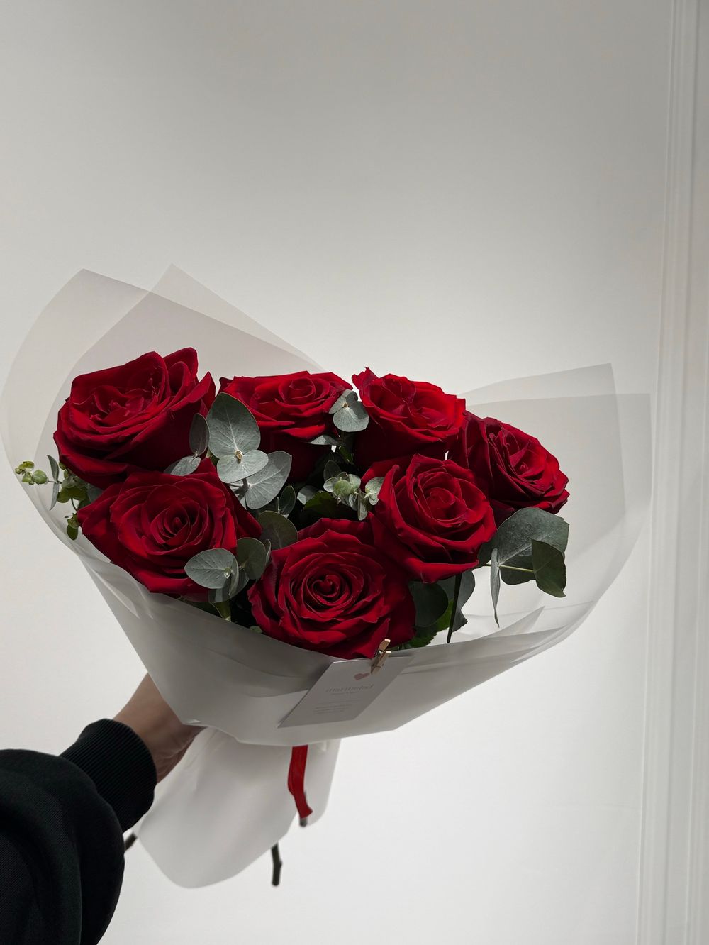 Моно букет из одноголовой розы и эвкалипта