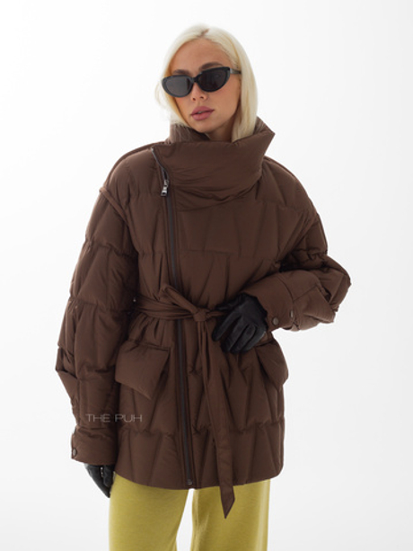 Удлиненный пуховик шоколадного цвета на косой молнии