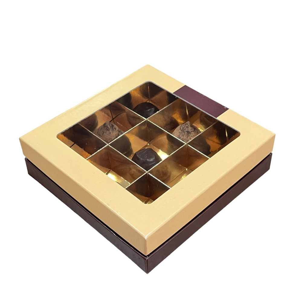Коробка для конфет ПРЕМИУМ с большим окном 160*160*45 (9) (шоколадно-бежевая/золото)
