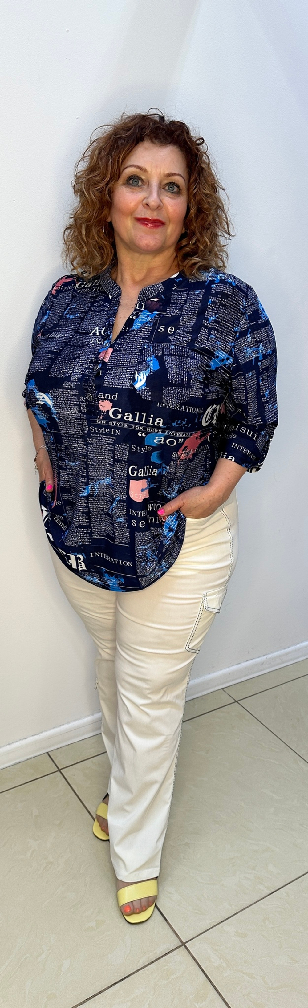 Рубашка-туника с газетным принтом на большие размеры