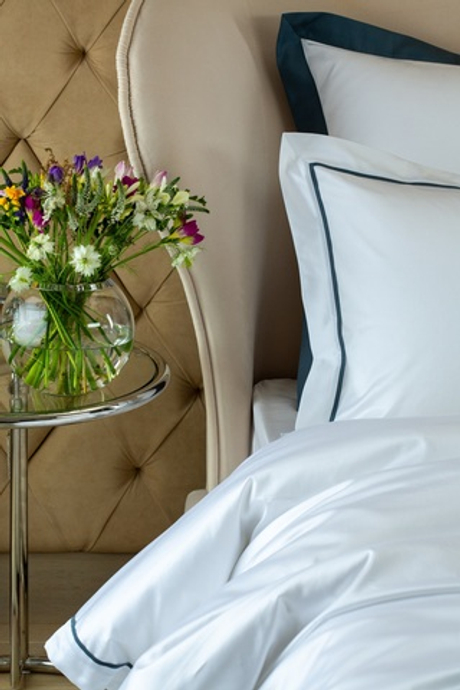 Постельное белье 2 спальное евро макси Сlaire Batiste Atelier Rhone белое с сине-зеленым кантом