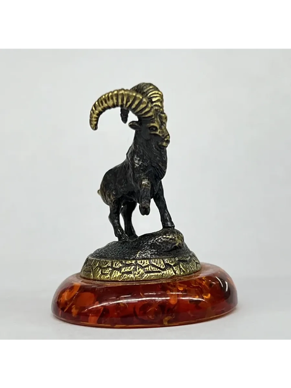 Бронзовая статуэтка на янтаре