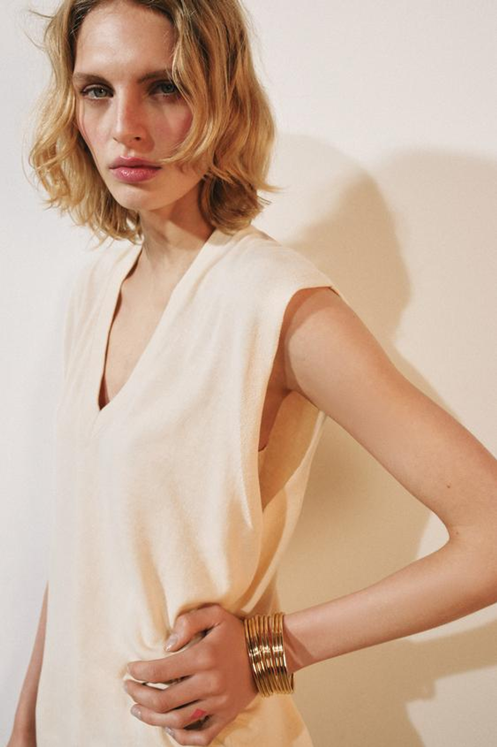 ZARA НАБОР ИЗ 9 ЖЕСТКИХ МЕТАЛЛИЧЕСКИХ БРАСЛЕТОВ, ЗОЛОТИСТЫЙ