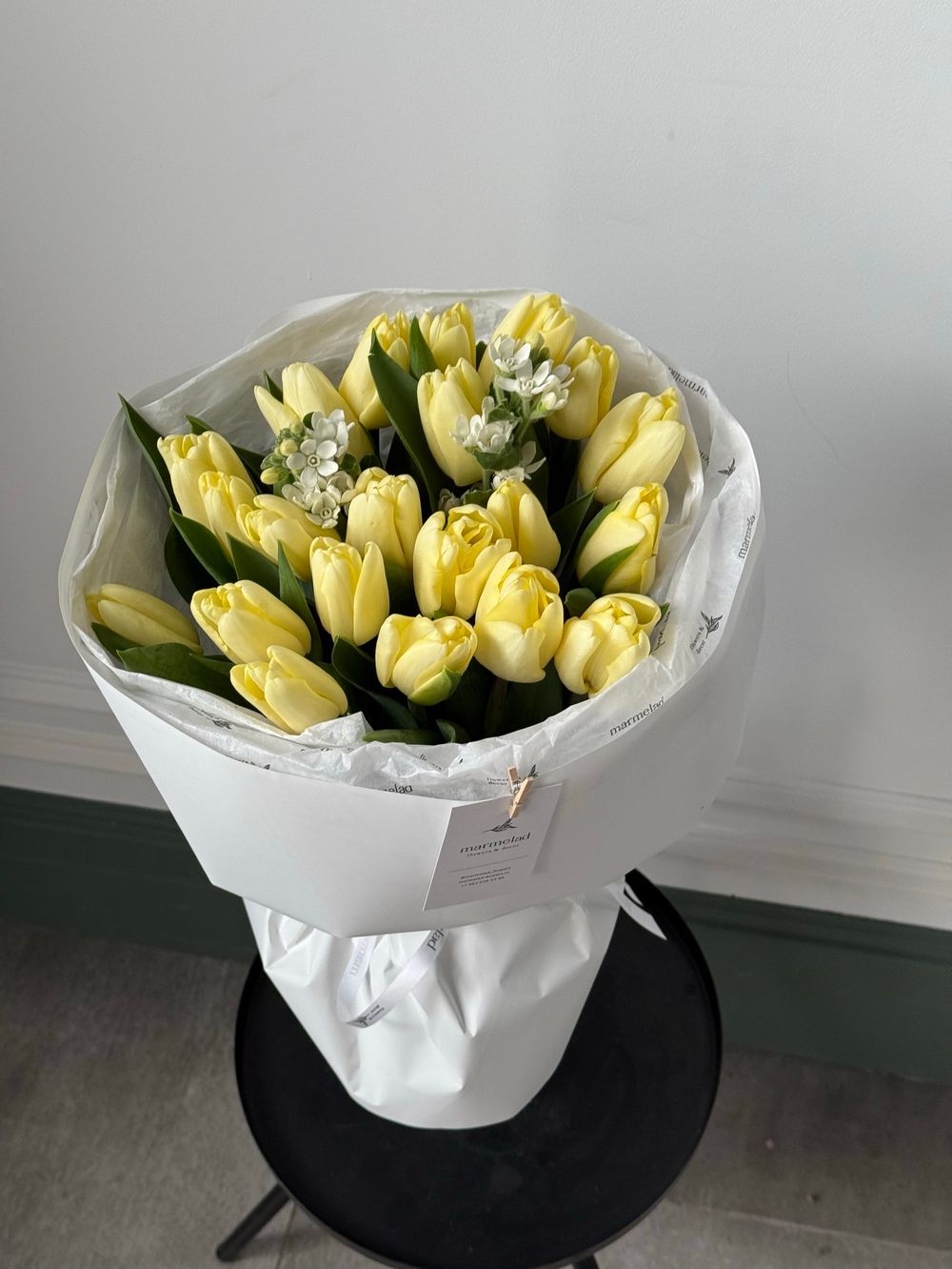 Букет из 21 лимонного тюльпана и белого оксипеталума