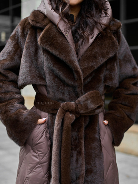 Шоколадный комбинированный пуховик с капюшоном и поясом