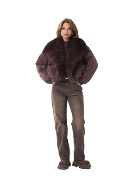 Шоколадная парка с меховым воротником-стойкой