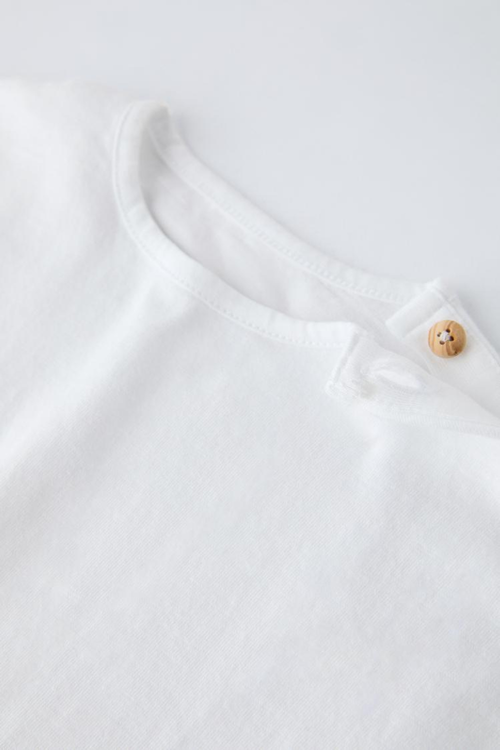 ZARA ФУТБОЛКА С ПУГОВИЦАМИ, ЖЕЛТОВАТО-БЕЛЫЙ