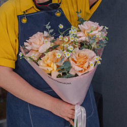 179. Нежный тёплый букет с французской розой и ромашками