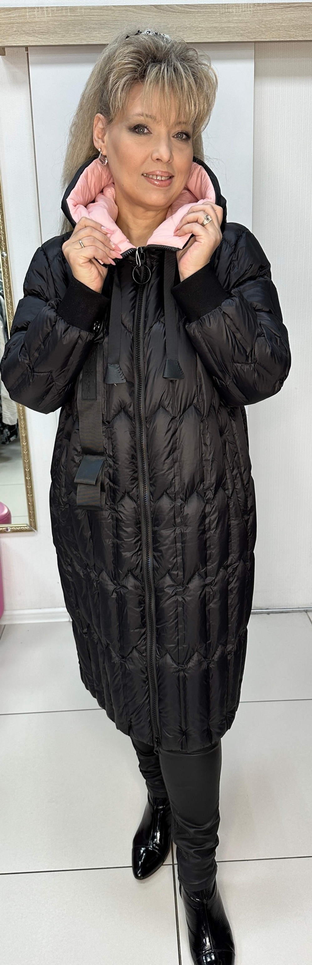 Зимнее черное пальто на пуху с бежевой отделкой